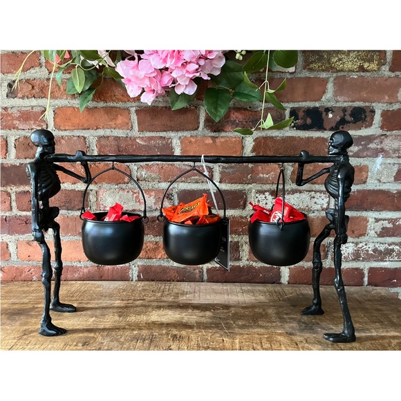 Martha Stewart skeleton with cauldron great for Halloween and trick-or-treaters - Picture 4 of 12